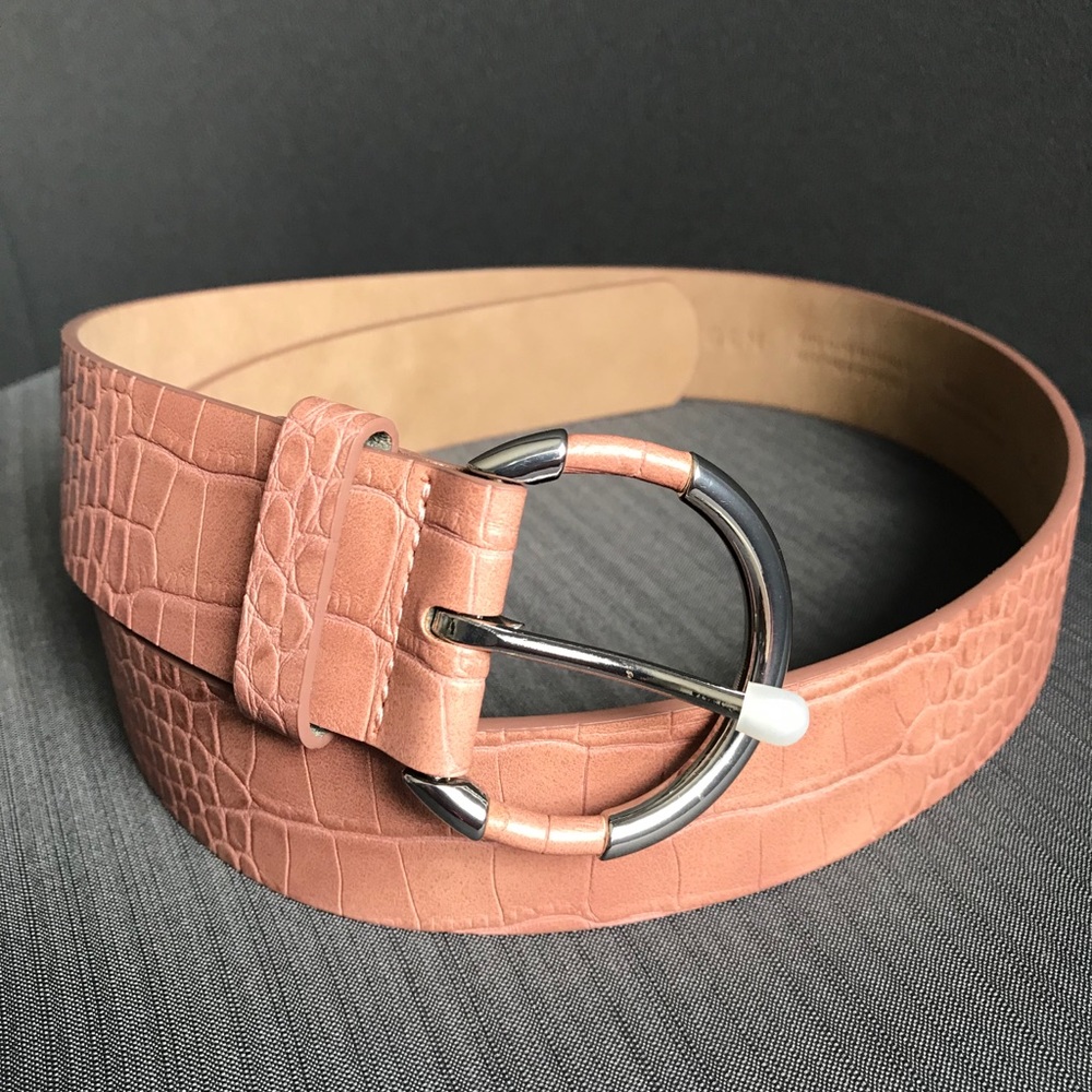 NWOT Halogen Circle Buckle Croc Embossed Belt